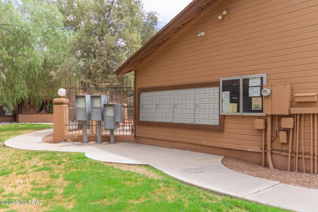 1689 W Wood Bridge Court, Tucson, AZ 85746