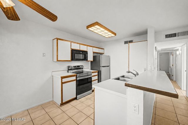 1689 W Wood Bridge Court, Tucson, AZ 85746