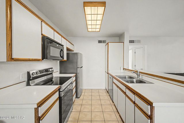 1689 W Wood Bridge Court, Tucson, AZ 85746