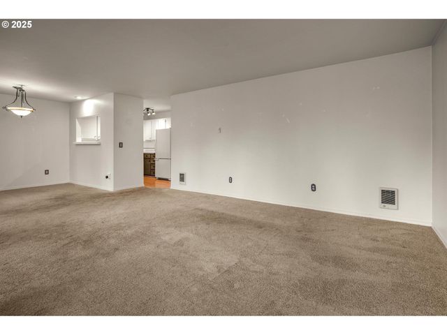 20030 MARIGOLD Ct 15, West Linn, OR 97068