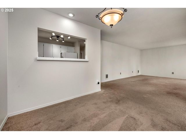 20030 MARIGOLD Ct 15, West Linn, OR 97068