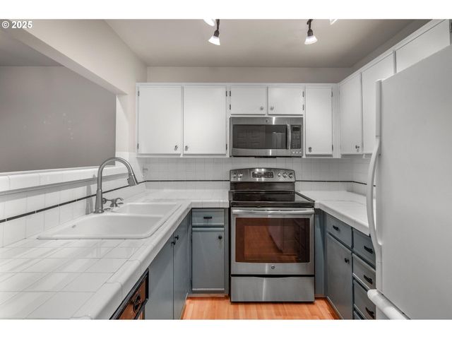 20030 MARIGOLD Ct 15, West Linn, OR 97068