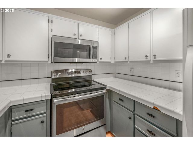 20030 MARIGOLD Ct 15, West Linn, OR 97068