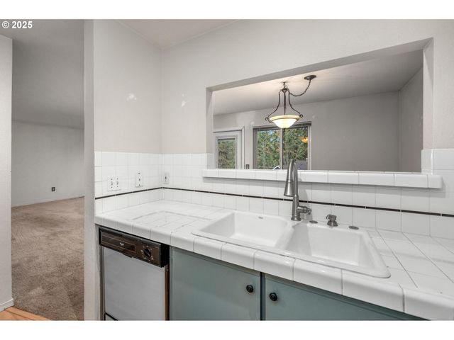 20030 MARIGOLD Ct 15, West Linn, OR 97068