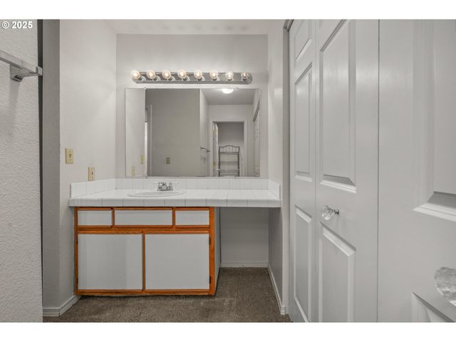 20030 MARIGOLD Ct 15, West Linn, OR 97068