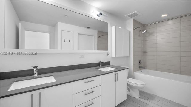 999 SW 1st Ave 2009, Miami, FL 33130