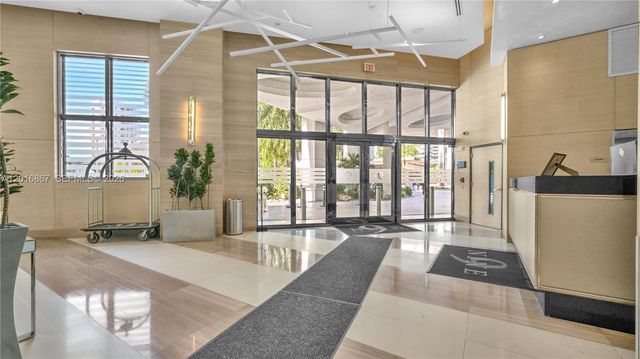 999 SW 1st Ave 2009, Miami, FL 33130