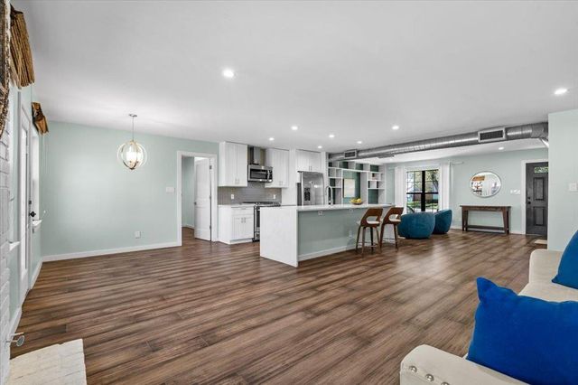 6102 Bullard DR B, Austin, TX 78757