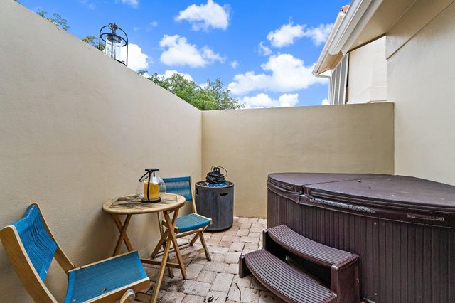 261 Old Meadow Way Way, Palm Beach Gardens, FL 33418