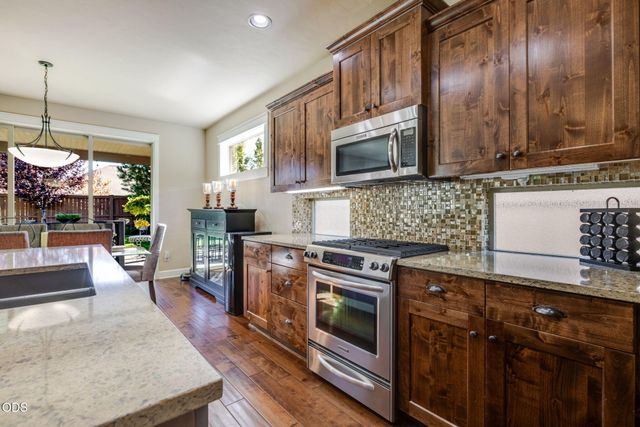61144 Manhae Lane, Bend, OR 97702