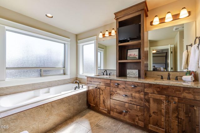61144 Manhae Lane, Bend, OR 97702