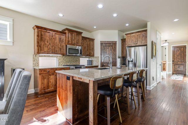 61144 Manhae Lane, Bend, OR 97702