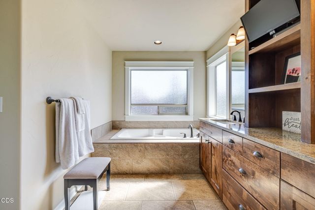 61144 Manhae Lane, Bend, OR 97702