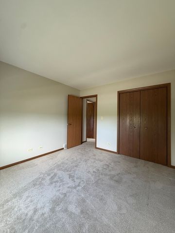 153 Spuhler Drive 153, Batavia, IL 60510