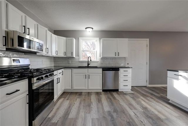 16200 Terry Avenue, Belton, MO 64012