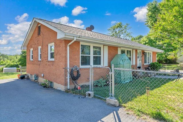 4760 PEACH TREE DR, Roanoke, VA 24017