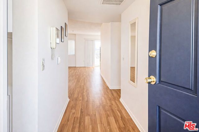 9014 Burnet Avenue 208, North Hills (los Angeles), CA 91343