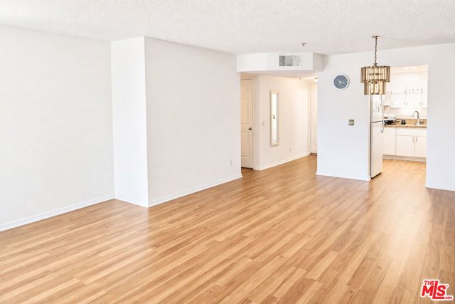 9014 Burnet Avenue 208, North Hills (los Angeles), CA 91343