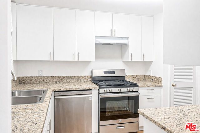 9014 Burnet Avenue 208, North Hills (los Angeles), CA 91343