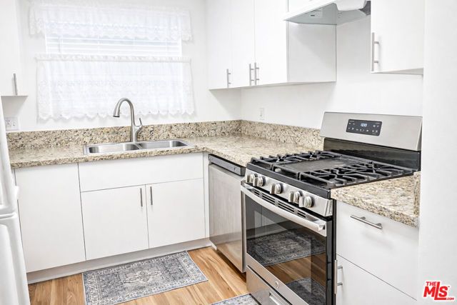 9014 Burnet Avenue 208, North Hills (los Angeles), CA 91343