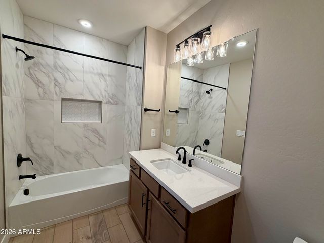 2121 W SONORAN DESERT Drive 1, Phoenix, AZ 85085