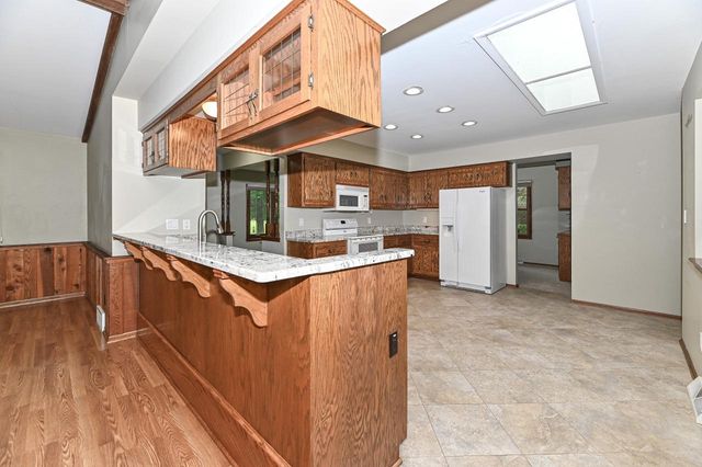 7806 W Bur Oak DRIVE, Franklin, WI 53132