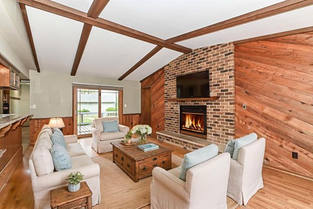 7806 W Bur Oak DRIVE, Franklin, WI 53132