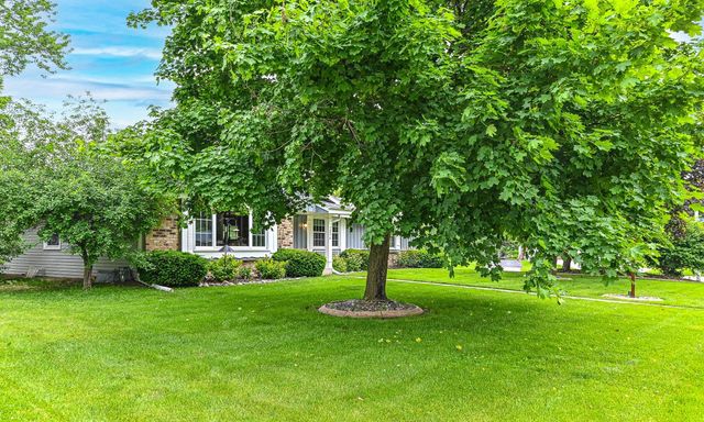 7806 W Bur Oak DRIVE, Franklin, WI 53132
