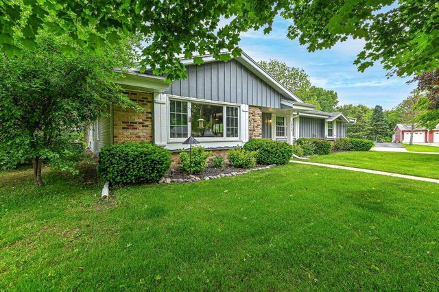 7806 W Bur Oak DRIVE, Franklin, WI 53132