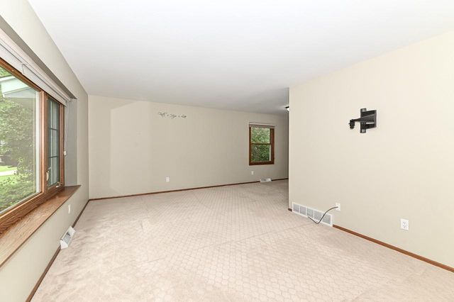 7806 W Bur Oak DRIVE, Franklin, WI 53132