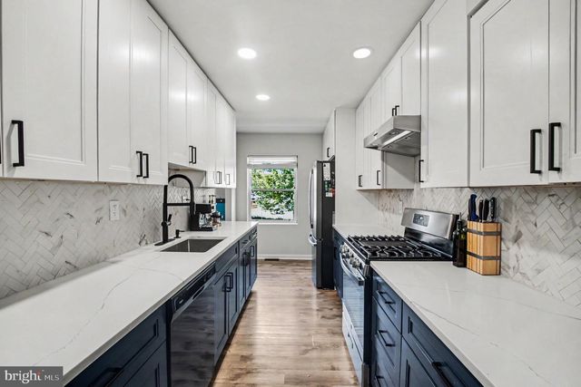 14806 PALMERSTON SQ, Centreville, VA 20120