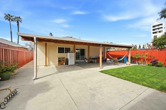 732 4th Avenue, Redwood City, CA 94063