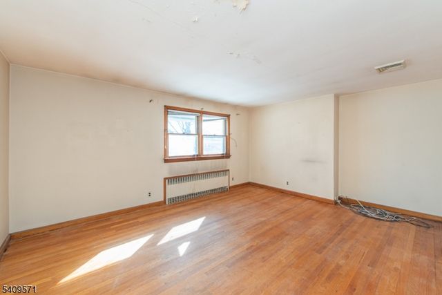 90 Dick St, Clifton City, NJ 07013