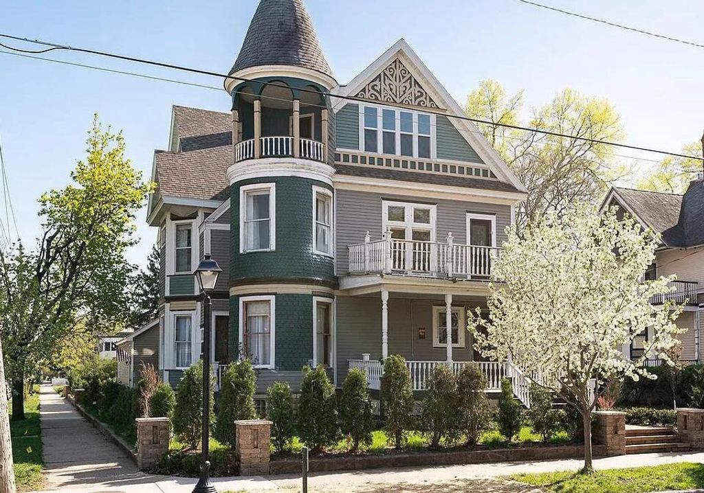 928 King STREET, La Crosse, WI 54601