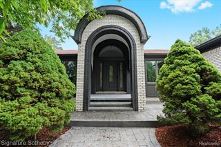 40526 Woodside Drive, Clinton Township, MI 48038