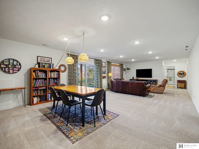 5158 Waterford Avenue Circle, Papillion, NE 68133