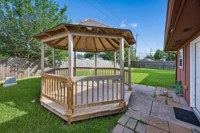 10819 E Linwood Drive, La Porte, TX 77571
