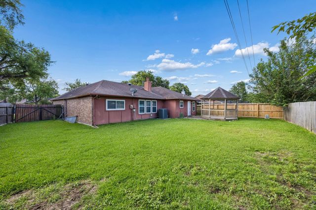 10819 E Linwood Drive, La Porte, TX 77571