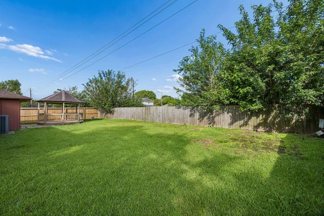 10819 E Linwood Drive, La Porte, TX 77571