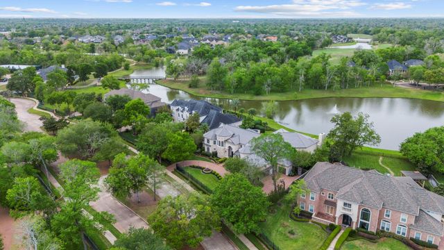 9 Waters Lake Boulevard, Missouri City, TX 77459