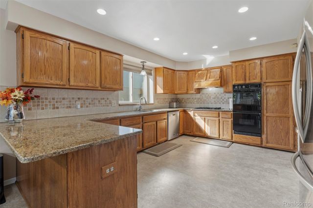 16040 Violet Drive, Macomb Township, MI 48042