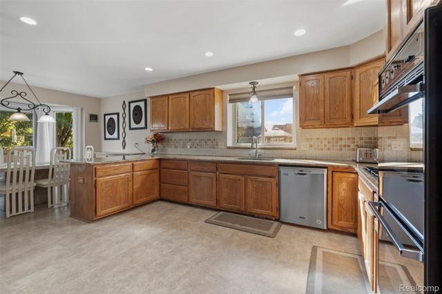 16040 Violet Drive, Macomb Township, MI 48042