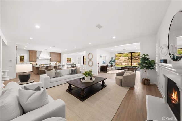 221 Clear Fls, Irvine, CA 92602