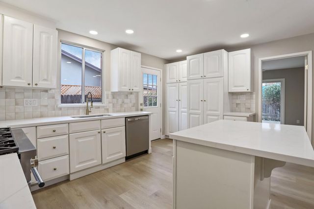 8628 Fallbrook Way, Sacramento, CA 95826