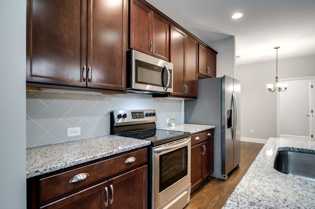 391 Carriage House Ln, Hendersonville, TN 37075