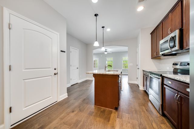 391 Carriage House Ln, Hendersonville, TN 37075