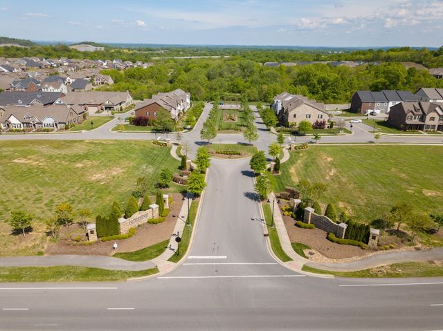 391 Carriage House Ln, Hendersonville, TN 37075