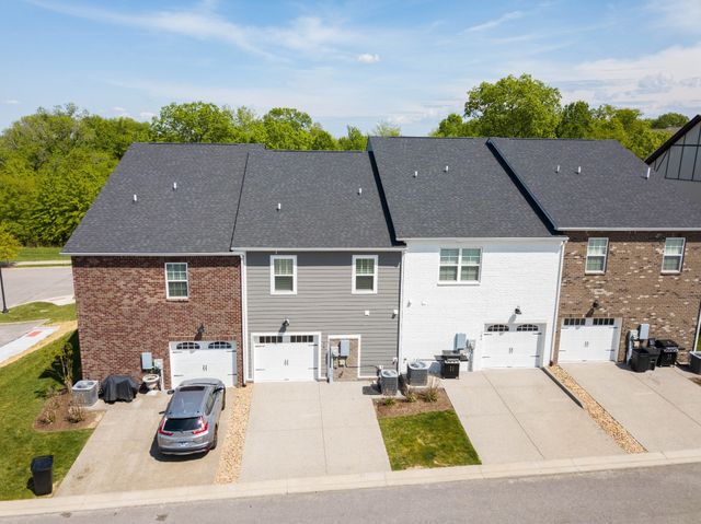 391 Carriage House Ln, Hendersonville, TN 37075