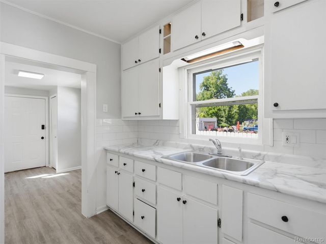 25 Lincoln Street, Pontiac, MI 48341