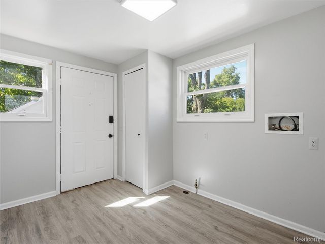 25 Lincoln Street, Pontiac, MI 48341